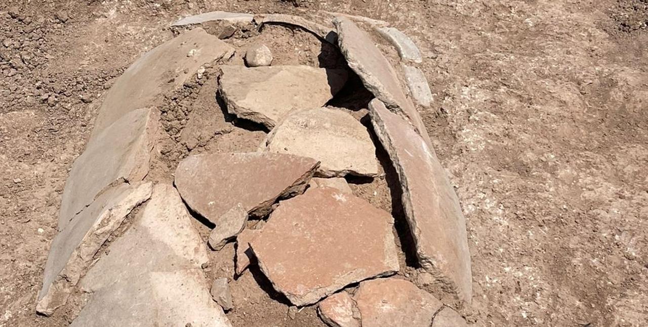 A clay coffin uncovered at the ancient site near Mosul Dam Lake in Duhok, believed to date back to the Hellenistic period, Aug. 29, 2025. (Photo via Shafaq News)