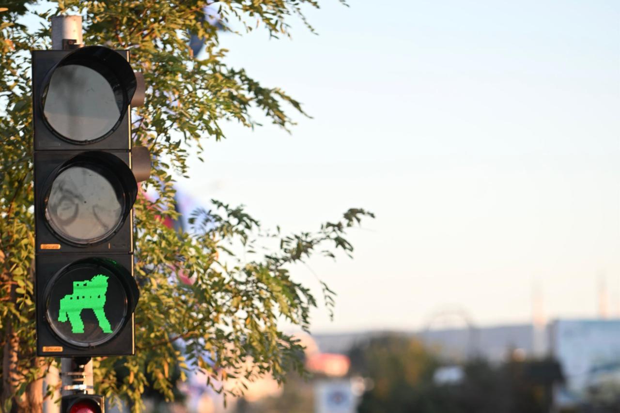 A traffic light in Canakkale shows a green Trojan Horse figure, part of the city’s new cultural design project, Aug. 29, 2025. (Photo via Canakkale Municipality)