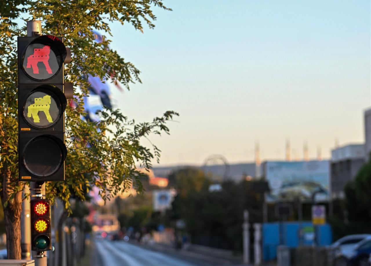 Red and yellow Trojan Horse figures appear on redesigned traffic lights in Canakkale’s shopping mall area, Aug. 29, 2025. (Photo via Canakkale Municipality)