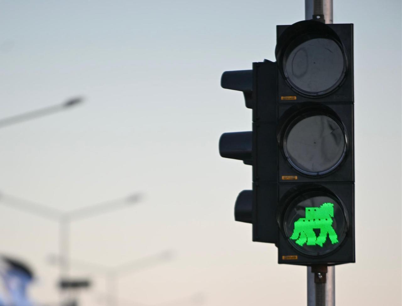 Vehicles pass under the new traffic lights featuring a green Trojan Horse symbol in Canakkale, Aug. 29, 2025. (Photo via Canakkale Municipality)