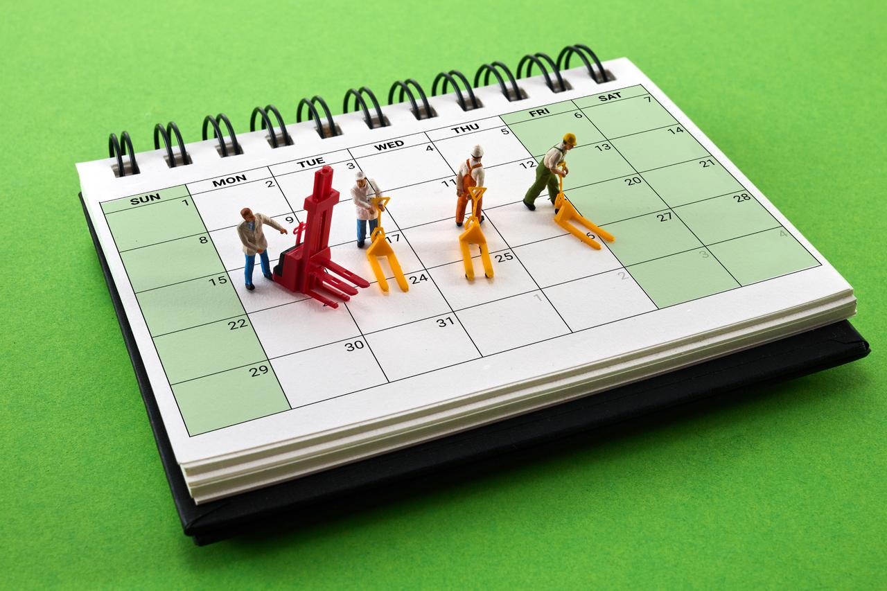 Illustration of the four-day workweek concept showing a printed calendar with only four working days. (Adobe Stock Photo)