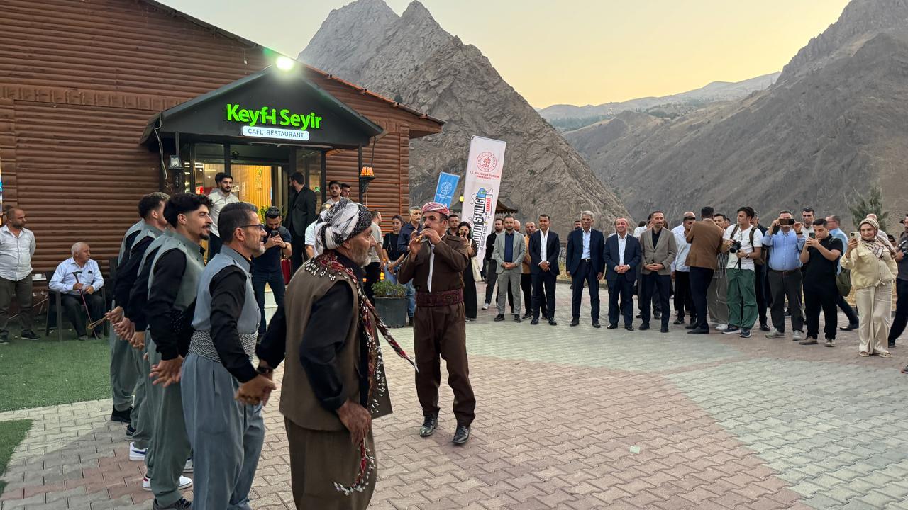A group of local dancers performed a small ceremony for the journalist delegation visiting Hakkari in August 2025. (Culture and Tourism Ministry)