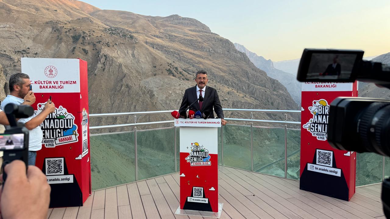 Hakkari governor Ali Celik addressed the journalists. (Photo via Culture and Tourism Ministry)