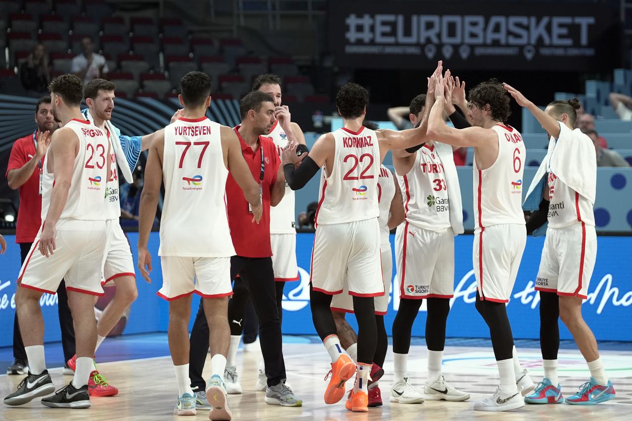 Türkiye cruises past Czechia 92-78 to stay unbeaten at EuroBasket 2025