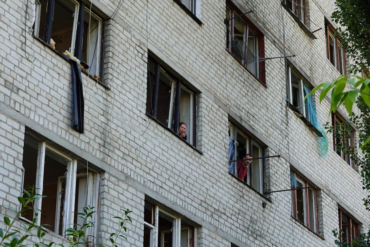 People look out from broken windows of a building damaged following a Russian missile attack in Sloviansk, Ukraine on August 28, 2025. (AFP Photo)