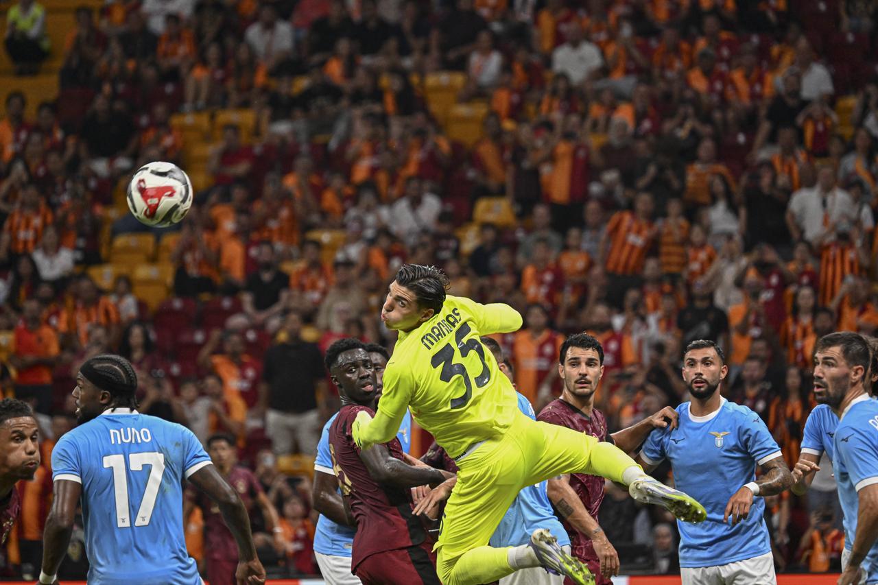 Davinson Sanchez (2nd L) in action against Christos Mandas (35) during the friendly pre-season match between Galatasaray and Lazio in Istanbul, Türkiye on August 2, 2025. (AA Photo)