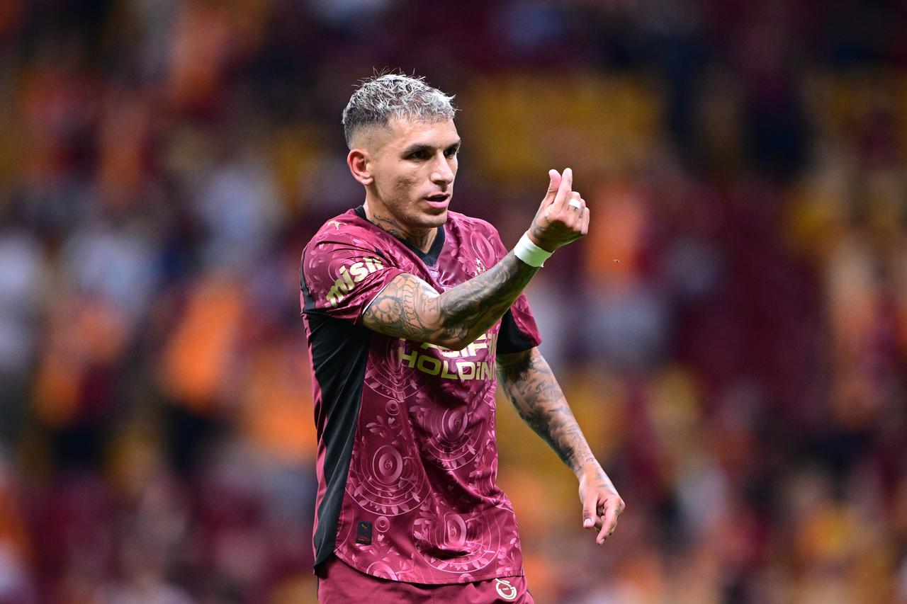 Galatasaray'dan Lucas Torreira, 2 Ağustos 2025'te İstanbul, Türkiye'deki Rams Park Stadyumu'nda Galatasaray ve Lazio arasındaki dostluk maçı sırasında bir gol attıktan sonra kutluyor. (AA Photo)