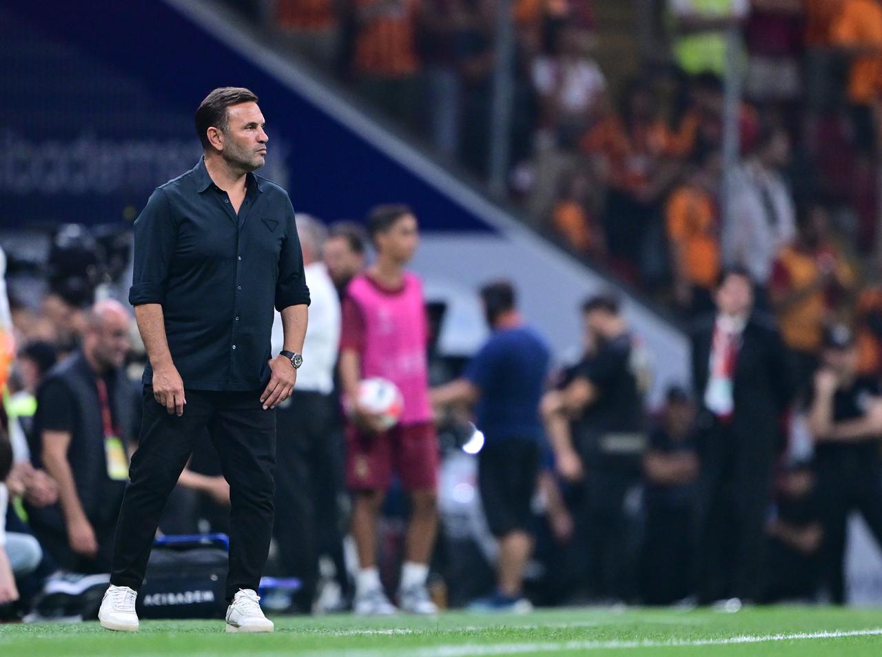 Galatasaray'ın baş antrenörü Okan Buruk, 2 Ağustos 2025'te İstanbul, Türkiye'deki Rams Park Stadyumu'nda Galatasaray ve Lazio arasındaki dostluk maçını takip ediyor. (AA Photo)