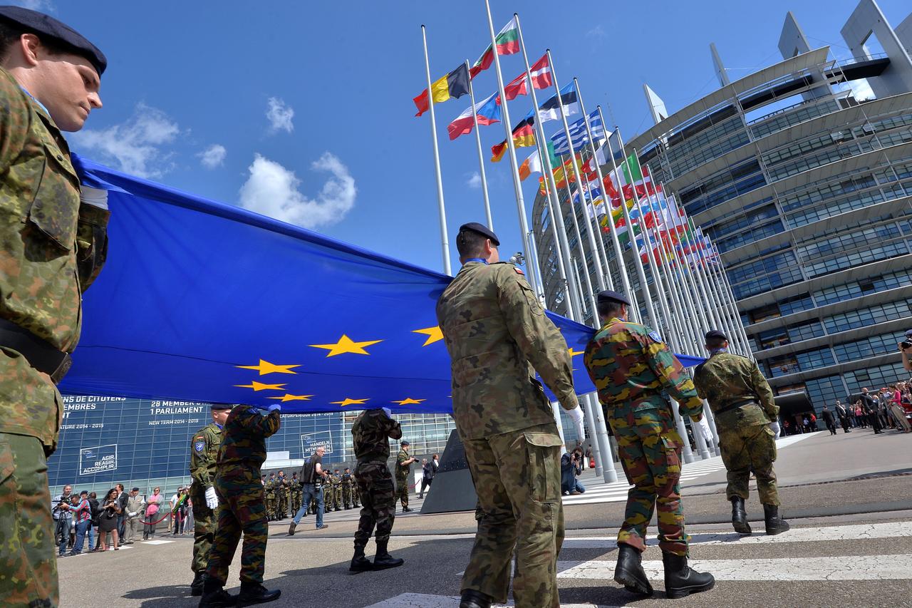 Soldiers of a Eurocorps detachment carry the European Union flag to mark the inaugural European Parliament session, n front of the European Parliament in Strasbourg, France, June 30, 2014. (AFP Photo)