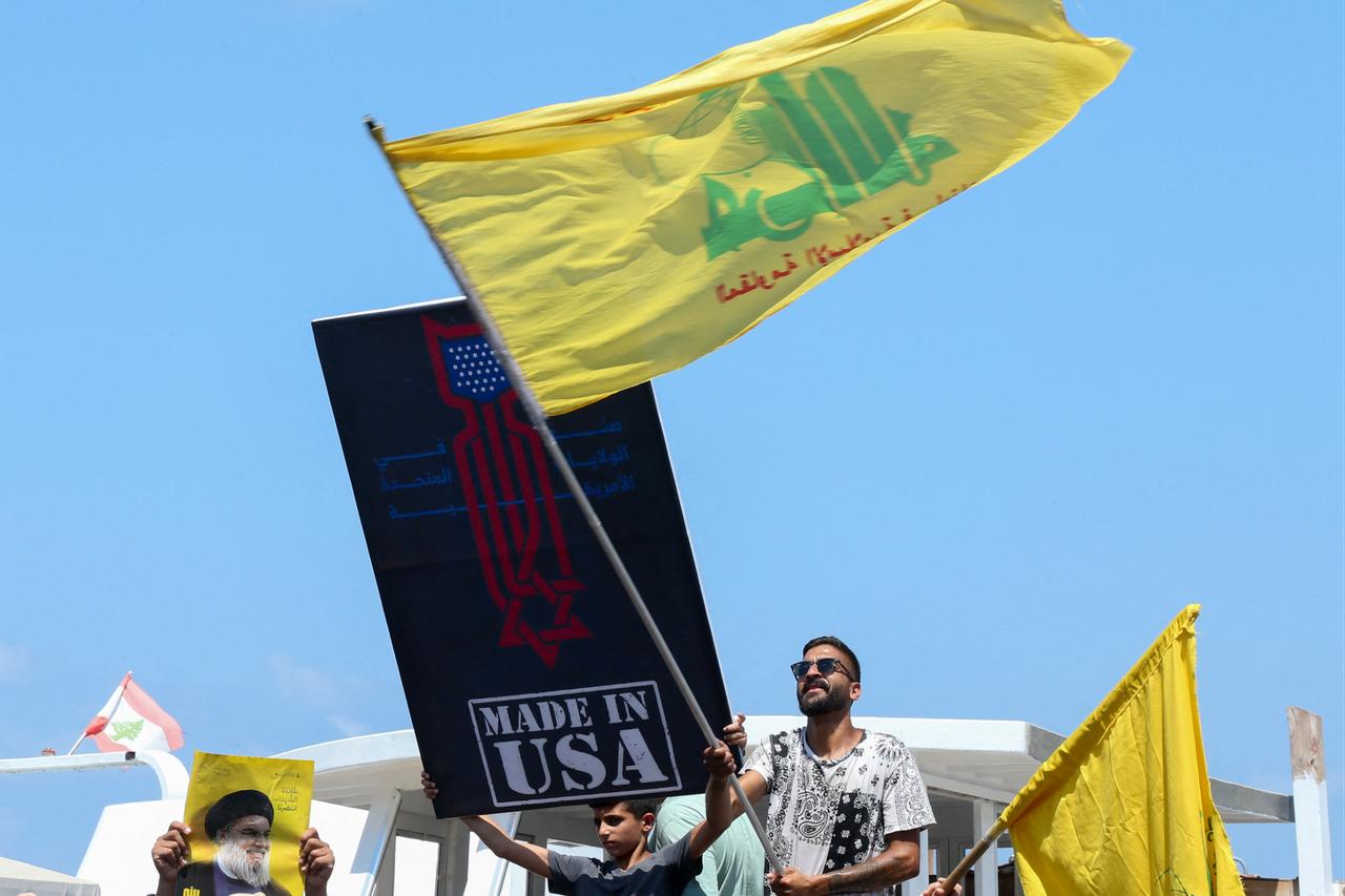 Hezbollah supporters protest against a planned visit of the US envoy to south Lebanon, on August 27, 2025. (AFP Photo)