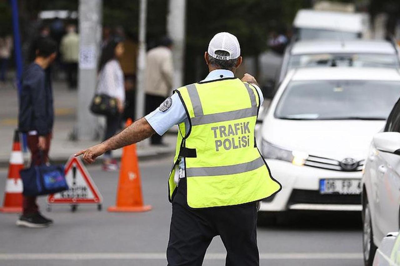 A traffic police stops vehicles at traffic inspection point (AA Photo)