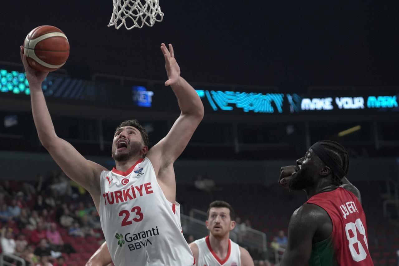 Türkiye crushes Portugal 95-54 to stay unbeaten, advances to EuroBasket 2025 last 16