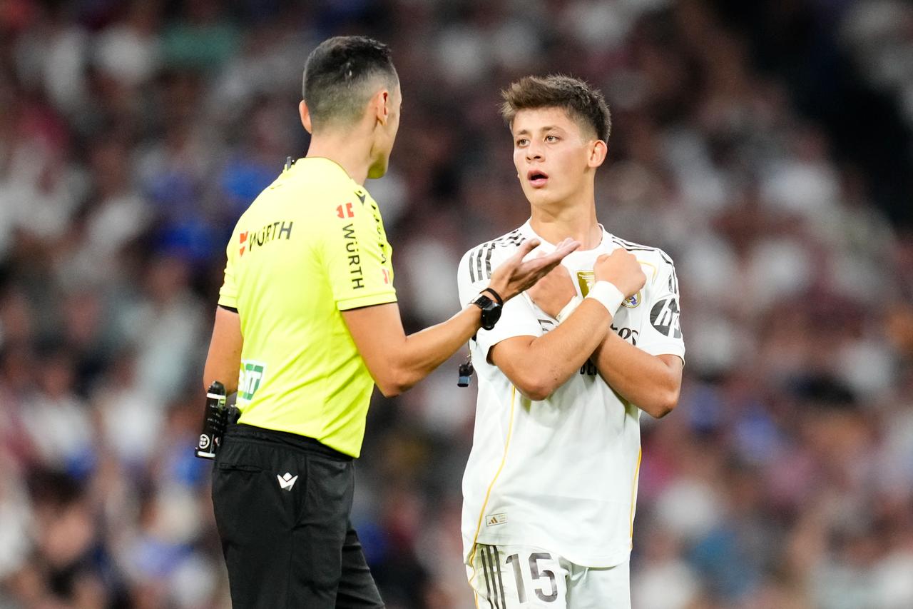Arda Guler attacking midfield of Real Madrid and Türkiye protests the disallowed goal to the referee during the LaLiga EA Sports match between Real Madrid CF and RCD Mallorca at Estadio Santiago Bernabeu, Madrid, Spain, August 30, 2025. (AA Photo)