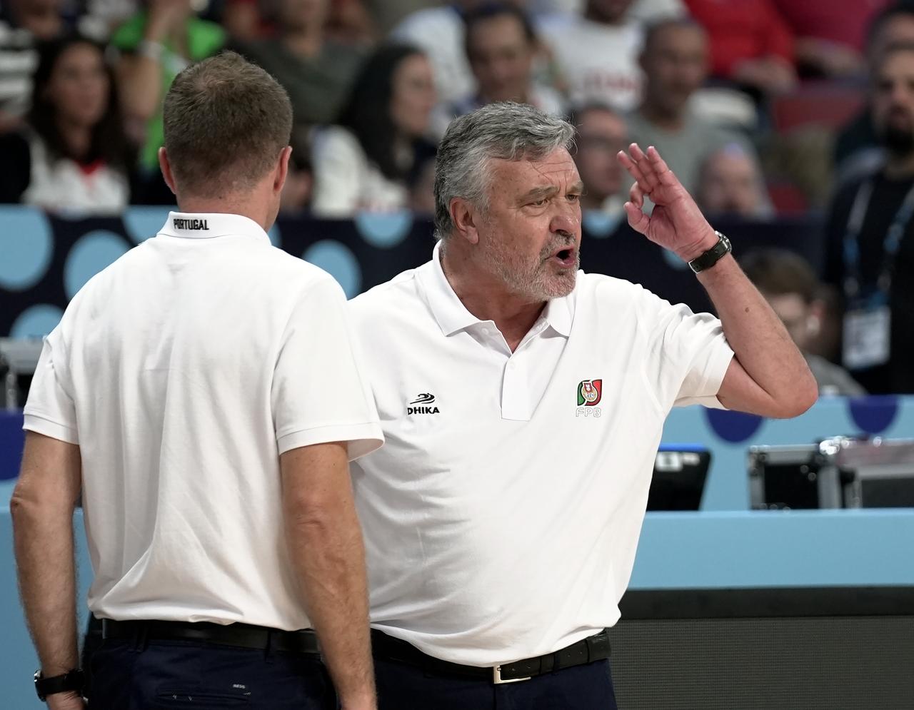 Head coach Mario Gomes of Portugal gives tactics to his players during the FIBA EuroBasket 2025 Group A basketball match between Turkiye and Portugal in Riga, Latvia, August 30, 2025.  (AA Photo)