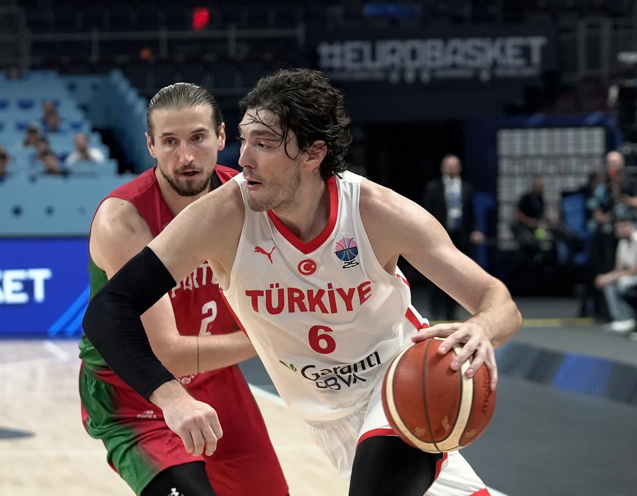 Cedi Osman of Türkiye in action against Vladyslav Voytso of Portugal during the FIBA EuroBasket 2025 Group A basketball match between Türkiye and Portugal in Riga, Latvia,August 30, 2025.  (AA Photo)
