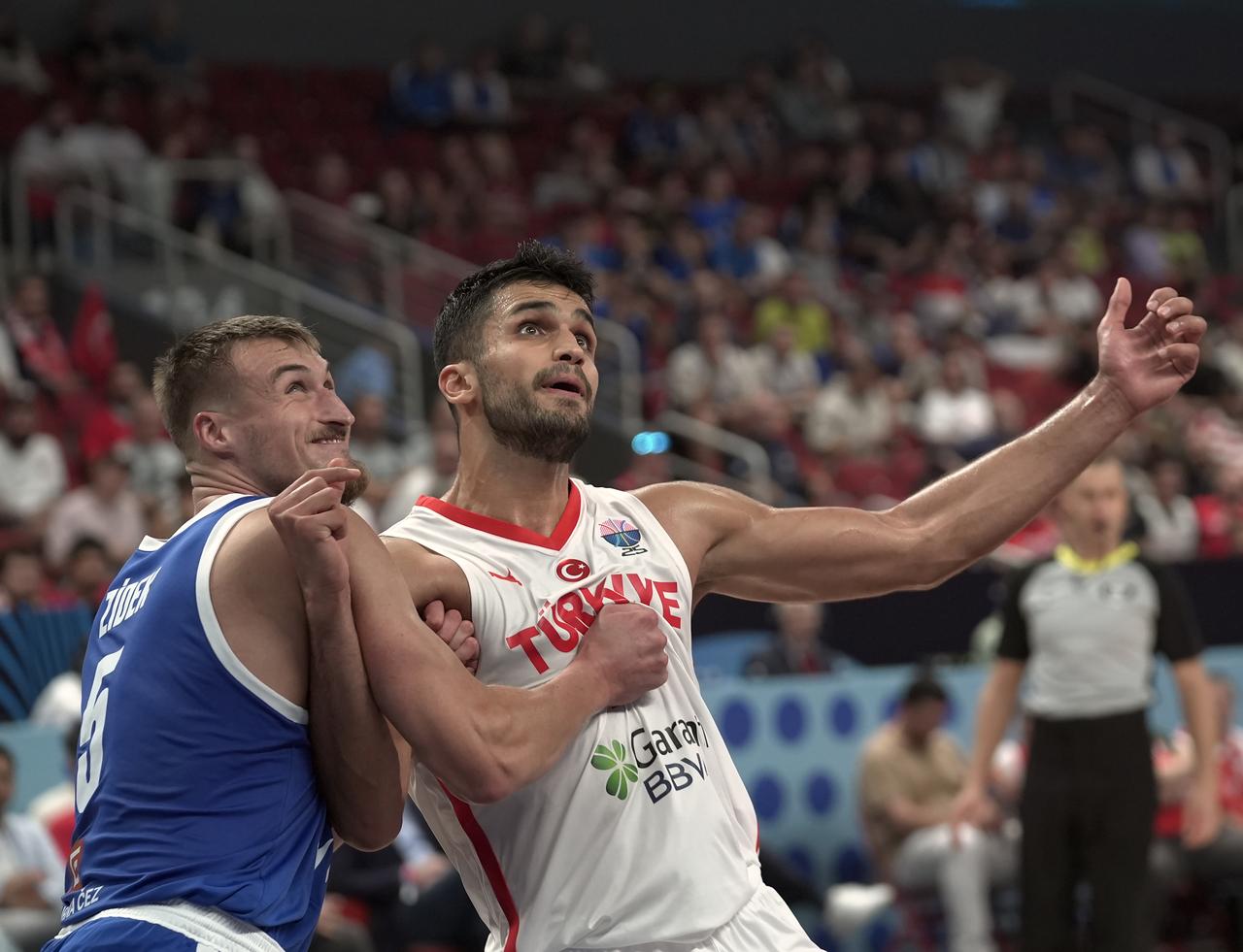 Türkiye’s Omer Faruk Yurtseven in action against Jan Zidek of Czechia during the FIBA EuroBasket 2025 Group A match between Turkiye and Czechia at Riga Arena in Riga, Latvia, August 29, 2025. (AA Photo)