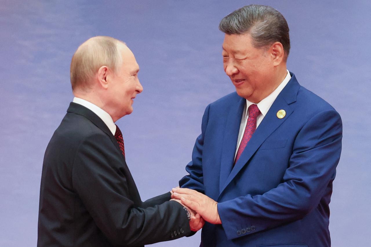 Russias President Vladimir Putin and Chinese President Xi Jinping greet each other during a welcoming ceremony of the Shanghai Cooperation Organization (SCO) Summit in Tianjin on August 31, 2025. (AFP Photo)