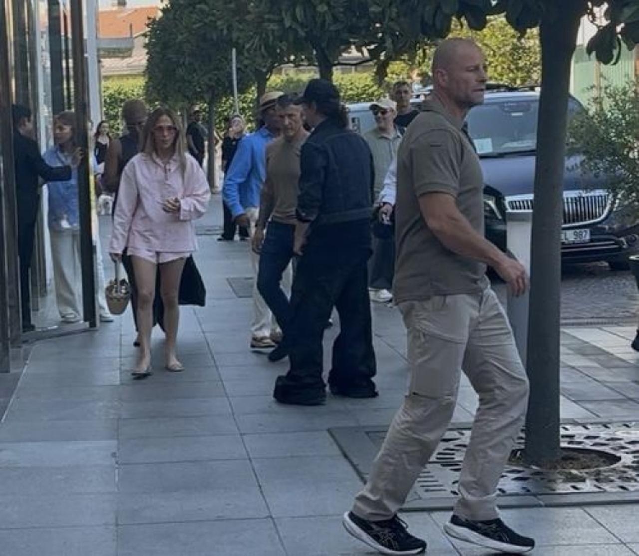 Jennifer Lopez walks through Istinye Park with her security team in Istanbul, Türkiye, August 4, 2025. (Photo via patronlardunyasi.com)
