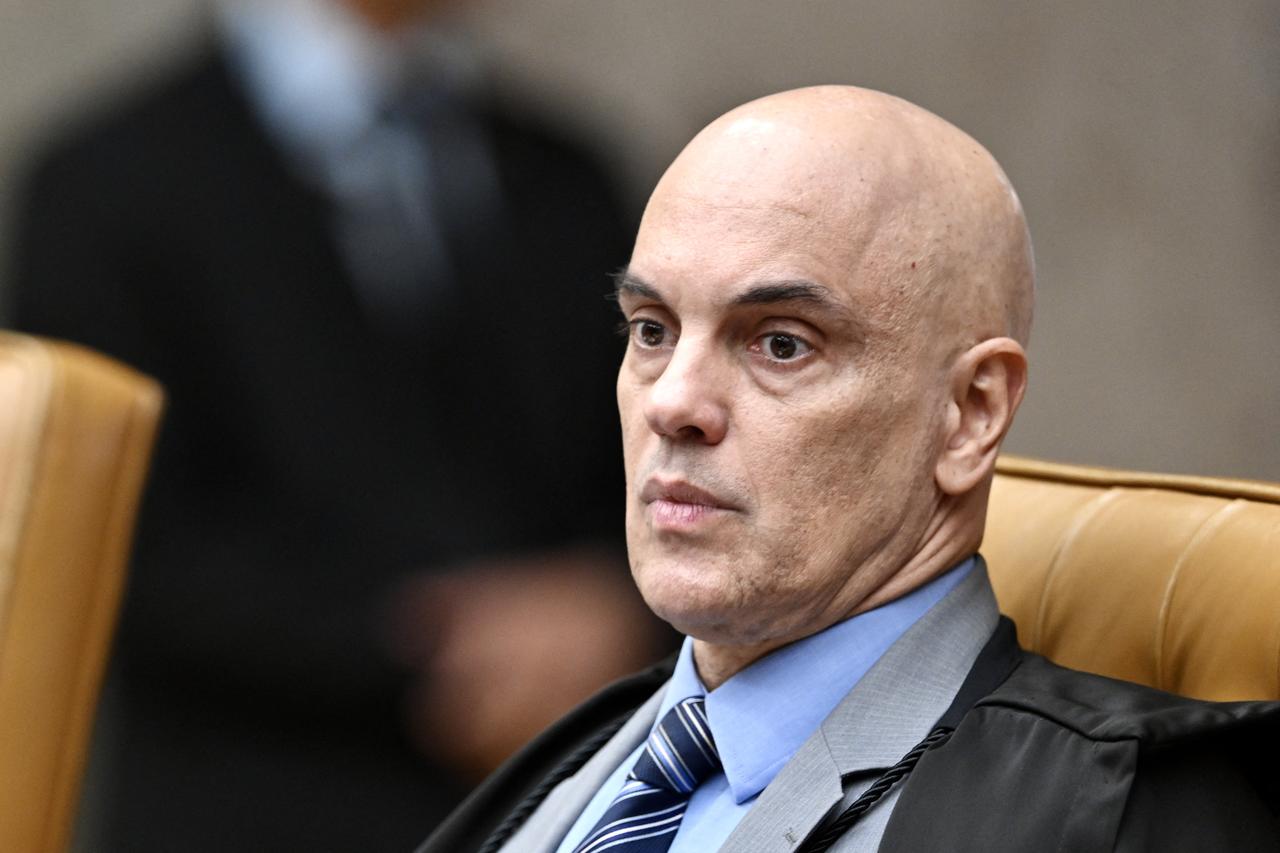 Yargıç Alexandre de Moraes, 4 Haziran 2025, Brasilia'daki Brezilya Yüksek Mahkemesinde sosyal ağların düzenlenmesi sırasında bakılıyor. (AFP Fotoğrafı)