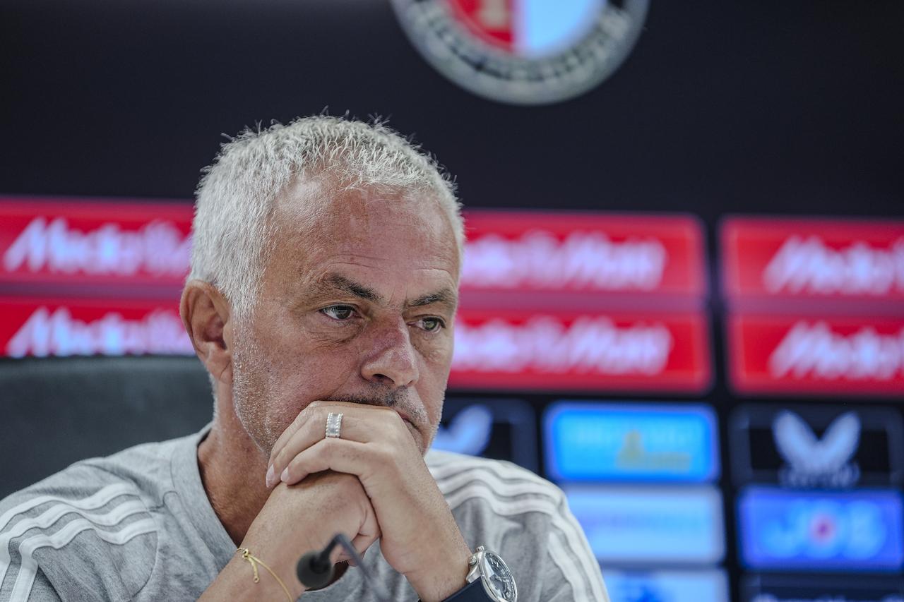 Mourinho breaks down in tears during live broadcast after Jorge Costa's death Image