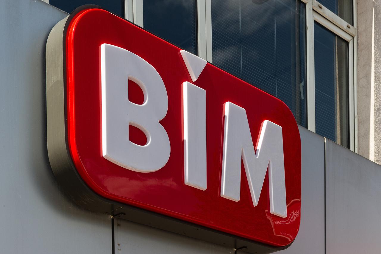 Close-up view of the signage of a Turkish discount store retail company, known for offering a limited range of basic food items and consumer goods at competitive prices. (PHOTO BY Adobe Stock)
