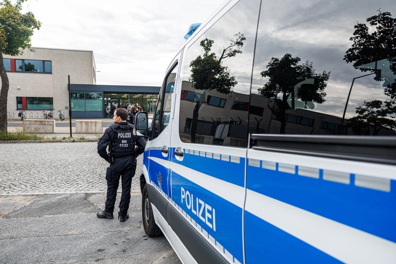 A police officer secures the access to the courthouse of the higher regional court in Dresden, eastern Germany, on August 05, 2025. (AFP Photo)
