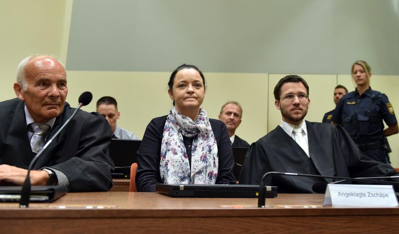 (L-R) Lawyer Hermann Borchert, defendant Beate Zschaepe and lawyer Mathias Grasel wait prior to the continuation of Zschaepe's trial at a courtroom in Munich, southern Germany, on July 3, 2018. (AFP Photo)