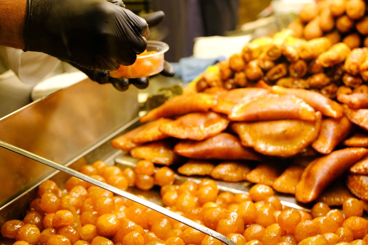 Close-up view of lokma and kadayıf in a dessert shop selling traditional Turkish desserts.(Photo by Adope Stock)