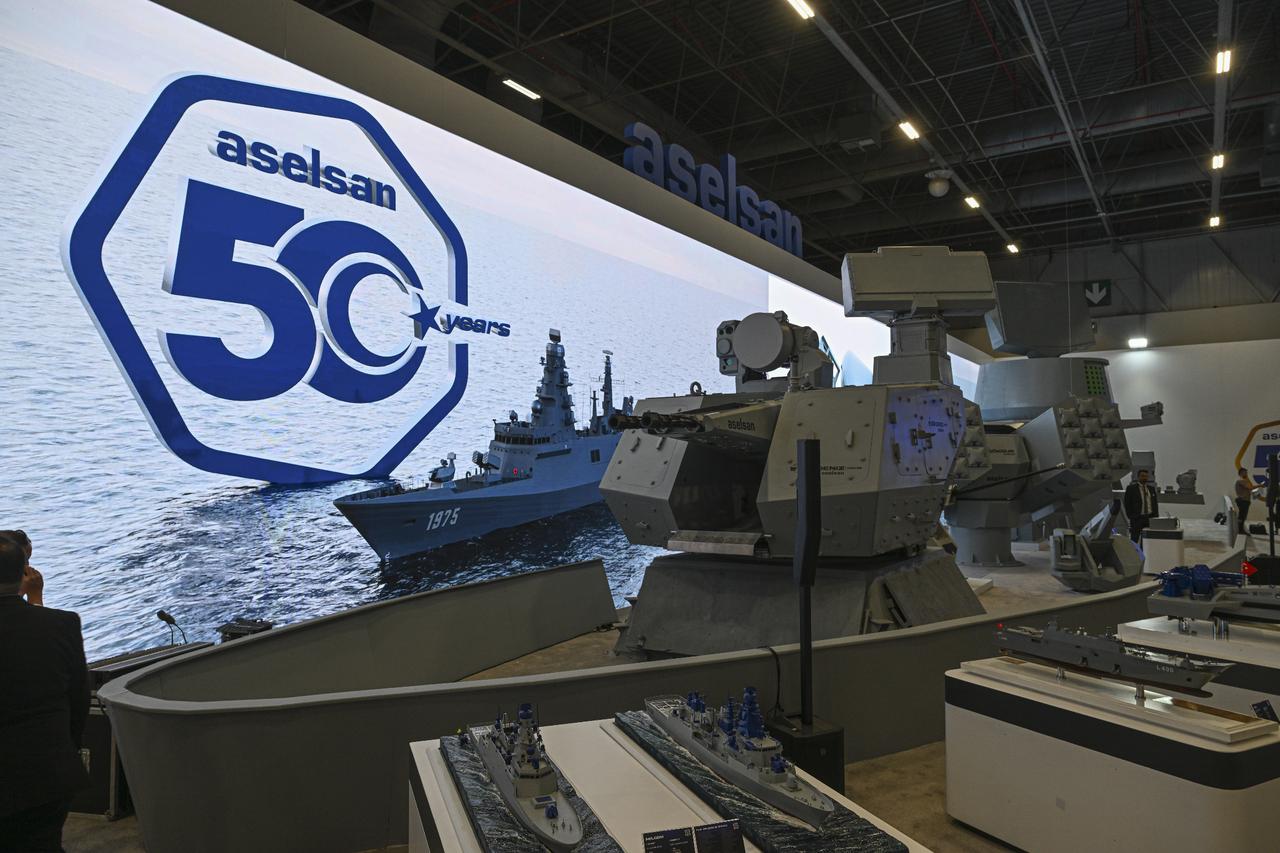 People visit the Aselsans stands during IDEF 2025 at the Istanbul Expo Center in Istanbul, Türkiye on July 22, 2025. (AA Photo)
