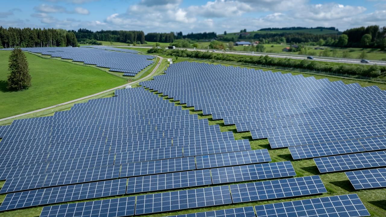Wide view of an agricultural solar power plant. (Adobe Stock Photo)
