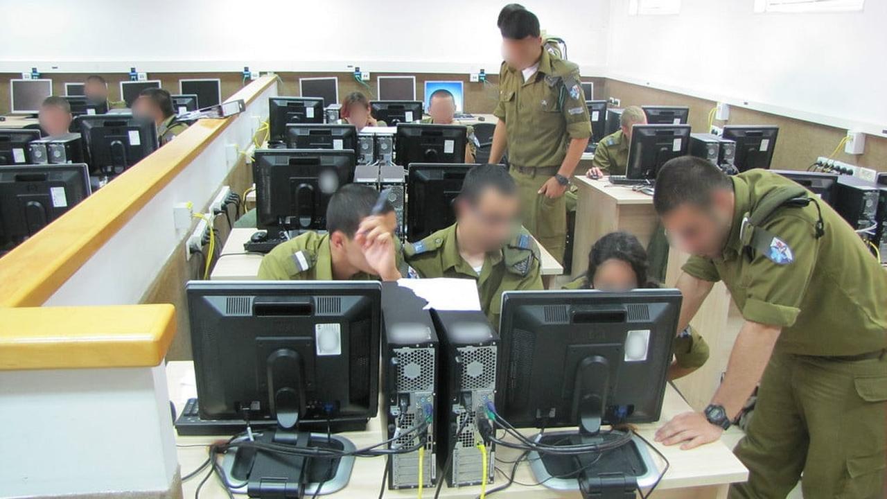 Cadets in the Israeli army's Cyber Defense Unit course on June 10, 2013. (Photo via Israeli army)