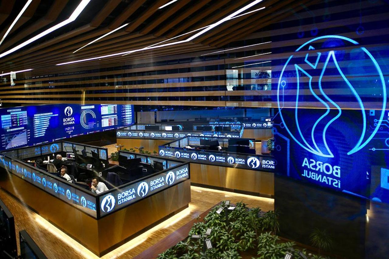 Traders work in the main hall of Borsa Istanbul, Türkiye’s stock exchange, at its headquarters in Istanbul. (AA Photo)