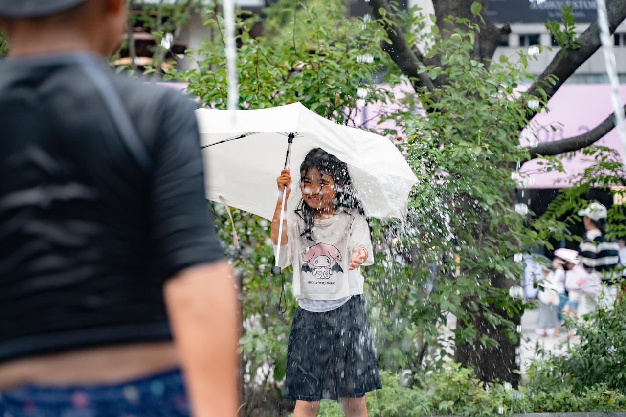 Citizens cool off during midday at the Gwanghwamun fountain and the nearby Summer Beach swimming pool as South Korea's heat wave continues in Seoul, South Korea, July 31, 2025. (AA Photo)