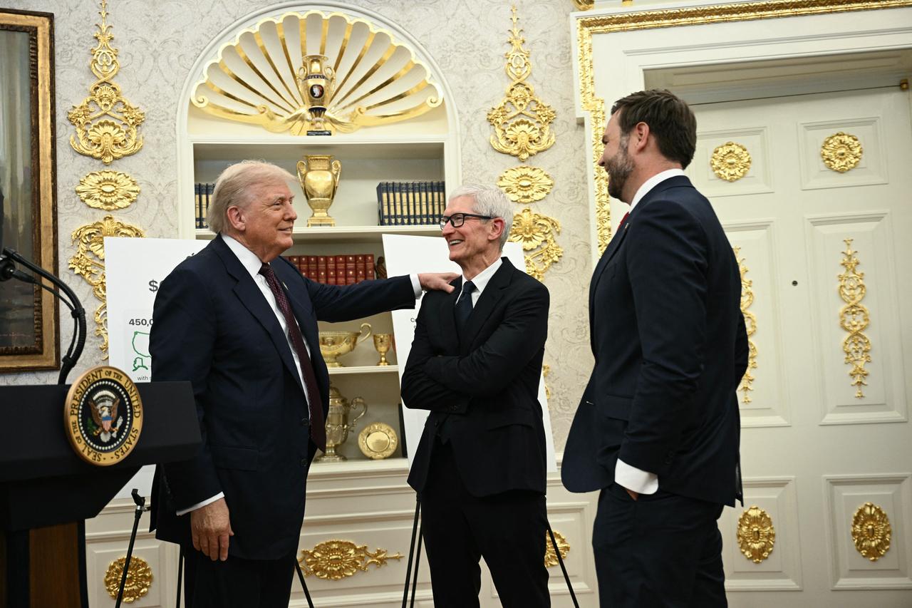 U.S. President Donald Trump, Vice President JD Vance and Apple CEO Tim Cook speak in the Oval Office of the White House in Washington, DC, August 6, 2025. (AFP Photo)