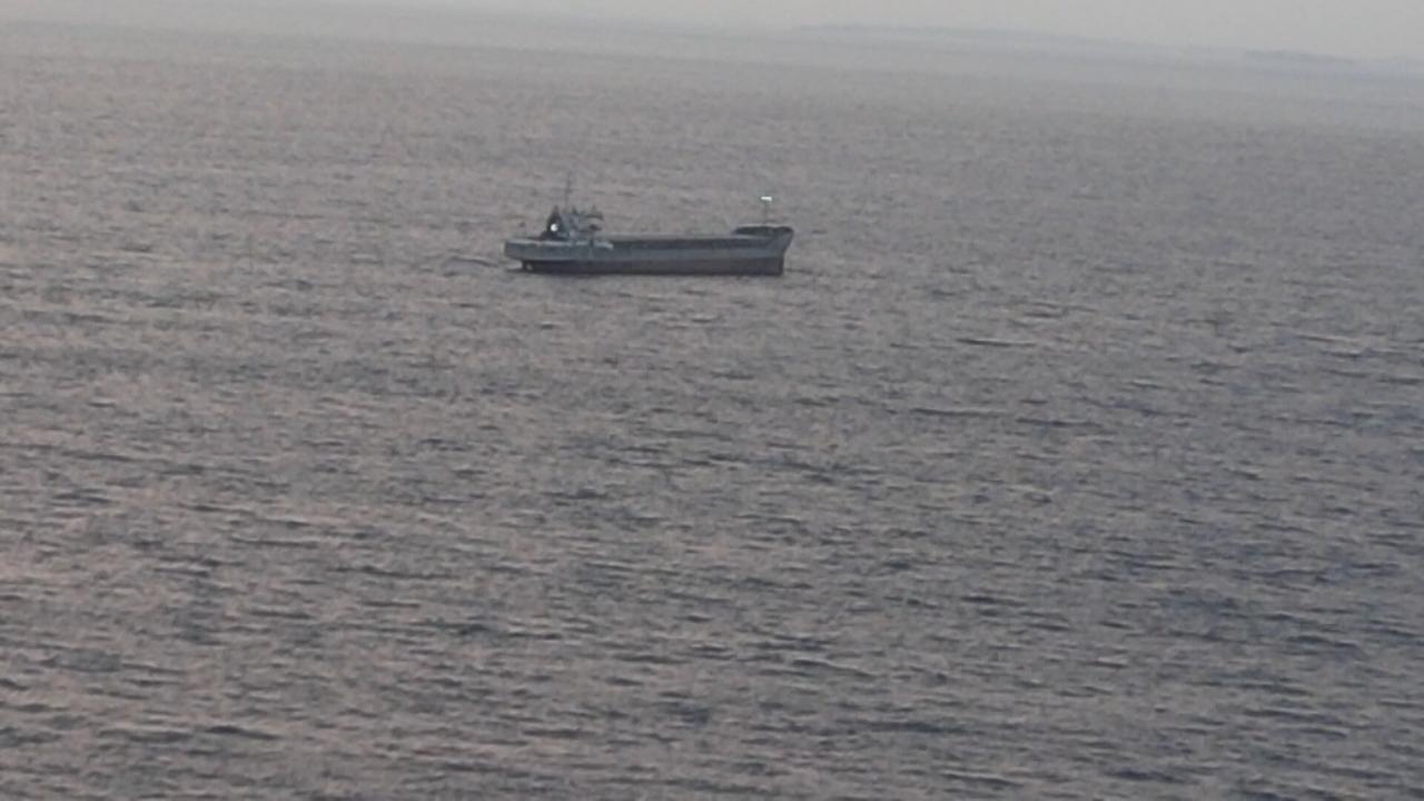 Kargo gemisi "Arel 7," 7 Ağustos 2025, Türkiye, Marmara Adası kıyısında kayıp bir işadamı parçalanmış yatına çarptığından şüphelenildi. (IHA fotoğrafı)