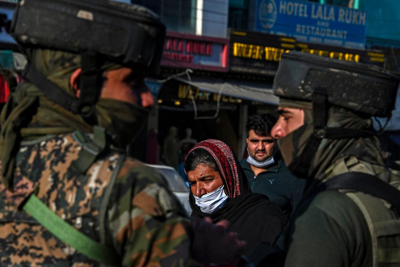 Security personnel stand guard along a street in Srinagar on October 15, 2021. (AFP Photo)