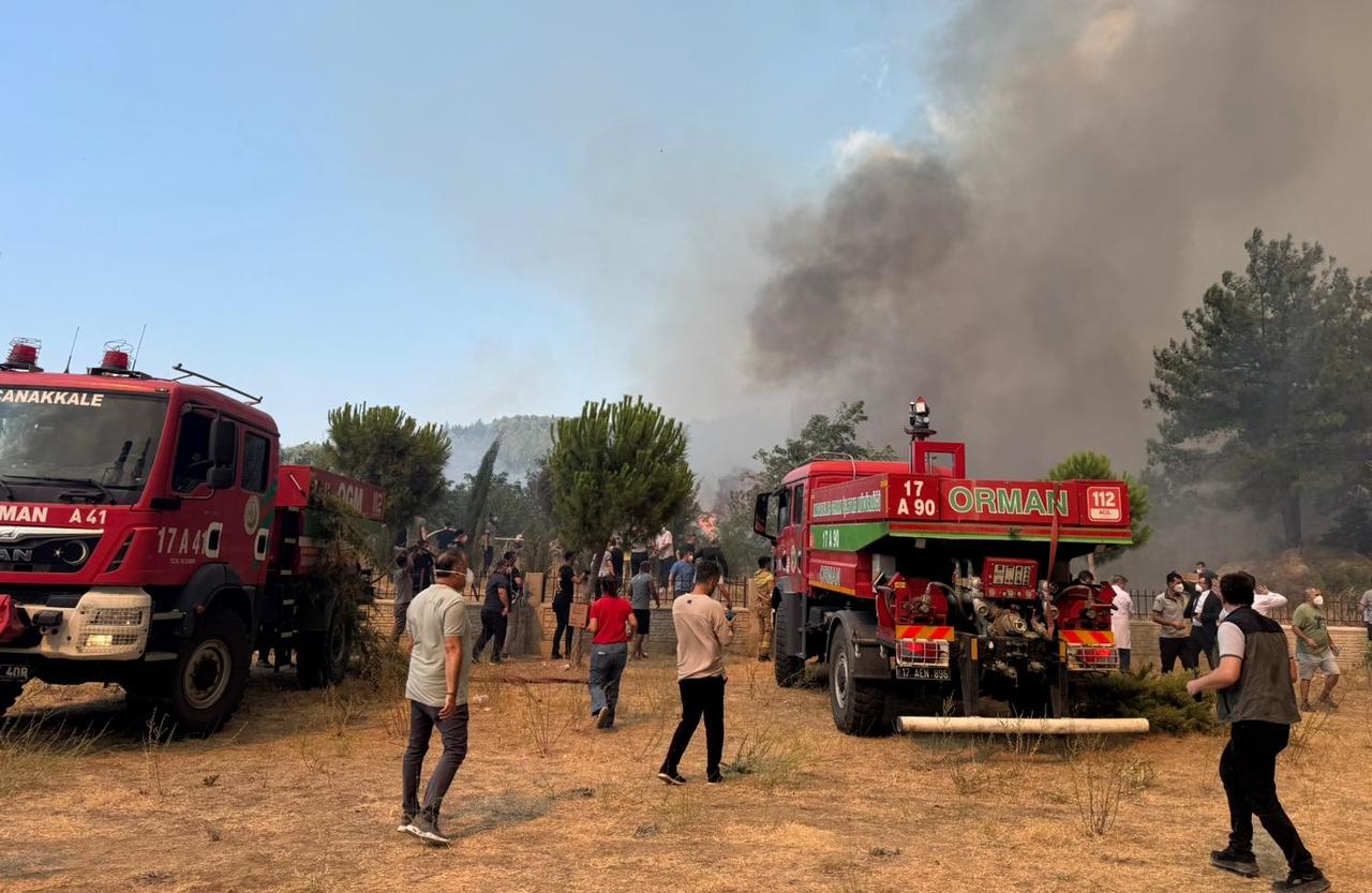 Firefighting crews and emergency responders work to contain a fast-spreading wildfire in Canakkale, Türkiye, August 8, 2025. (AA Photo)