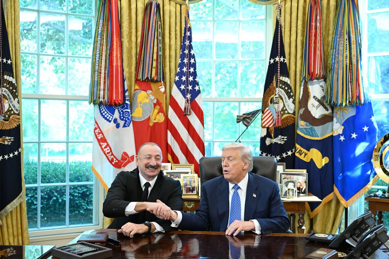 ABD Başkanı Donald Trump (R) ve Azerbaycan Başkanı Ilham Aliyev (L) Barış imzaladı "yol haritası" 08 Ağustos 2025'te Washington DC, Amerika Birleşik Devletleri'ndeki Beyaz Saray'daki toplantılarının ardından (Azerbaycan Başkanlığı / AA fotoğrafı)