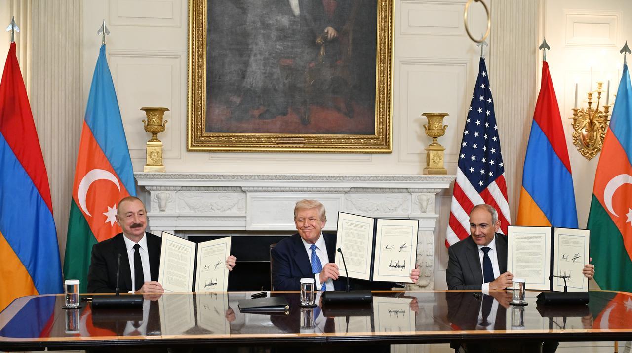 ABD Başkanı Donald Trump (C), Azerbaycan Başkanı Ilham Aliyev (L) ve Ermeni Başbakanı Nikol Pashinyan (R) Ortak Bildirgiyi İmzaladı "Barış Yol Haritası" 08 Ağustos 2025'te Washington DC, Amerika Birleşik Devletleri'ndeki Beyaz Saray'daki üçlü toplantılarının ardından (Azerbaycan Başkanlığı / AA fotoğrafı)