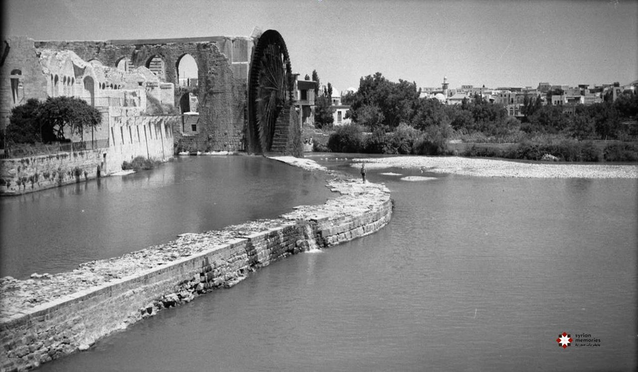 1930'ların Noria al-Ma'muriyya'nın fotoğrafı, bir çocuk geçit üzerinde duruyor. (Suriye anılarından fotoğraf)