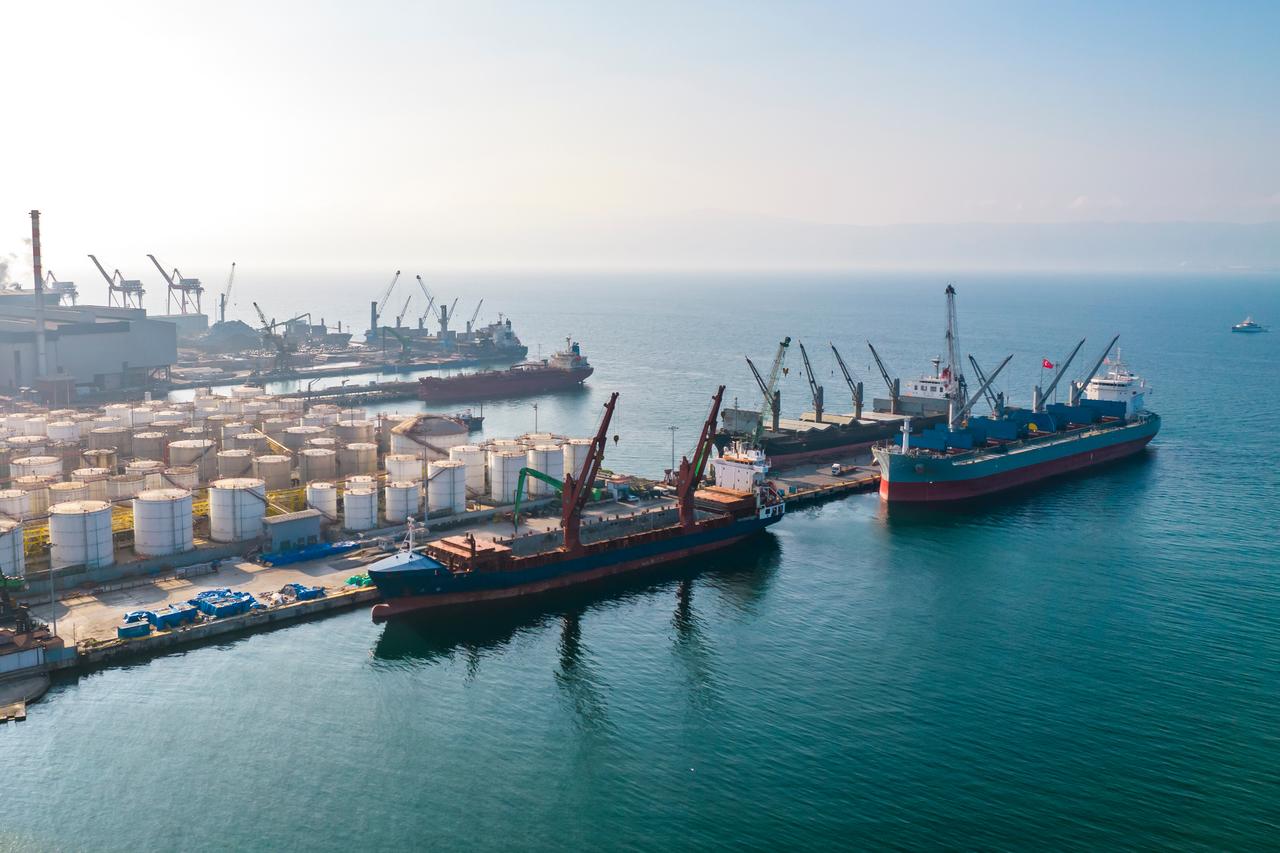 Aerial view of the maritime trade and industrial port in Gebze, Kocaeli, Türkiye. (Adobe Stock Photo)