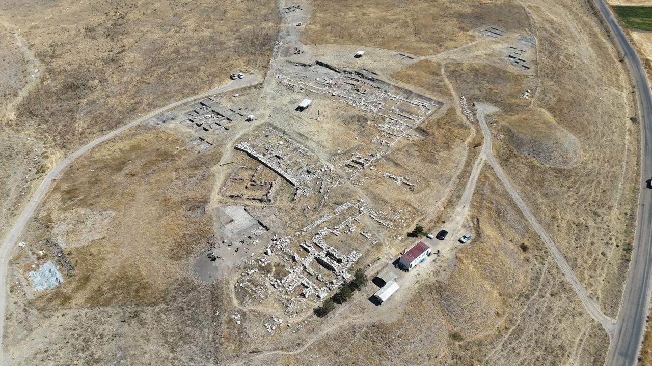 An aerial view shows the Kayalipinar Samuha excavation area in Sivas, central Türkiye, Aug. 31, 2025. (IHA Photo)