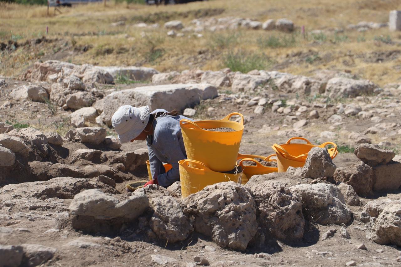An archaeologist works carefully at the Kayalipinar Samuha excavation site in Sivas, central Türkiye, Aug. 31, 2025. (IHA Photo)