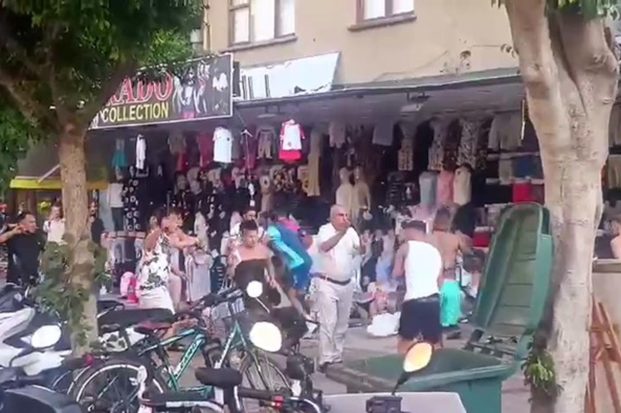 British tourists clash with local shop owner and merchants in Antalya, Türkiye, on Sept. 1, 2025. (IHA Photo)