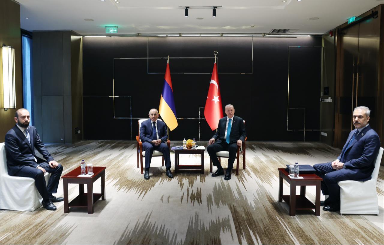 President Erdogan (2nd R) meets with Armenian PM Pashinyan (2nd L) as they attend the 25th Summit of the SCO in Tianjin, China, September 1, 2025. (Photo via Turkish Presidency/Murat Cetinmuhurdar)