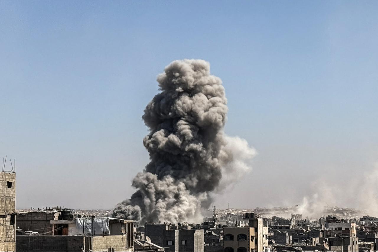 Smoke rises after an Israeli attack on Jabalia camp in the northern Gaza, August 31, 2025. (AA Photo)