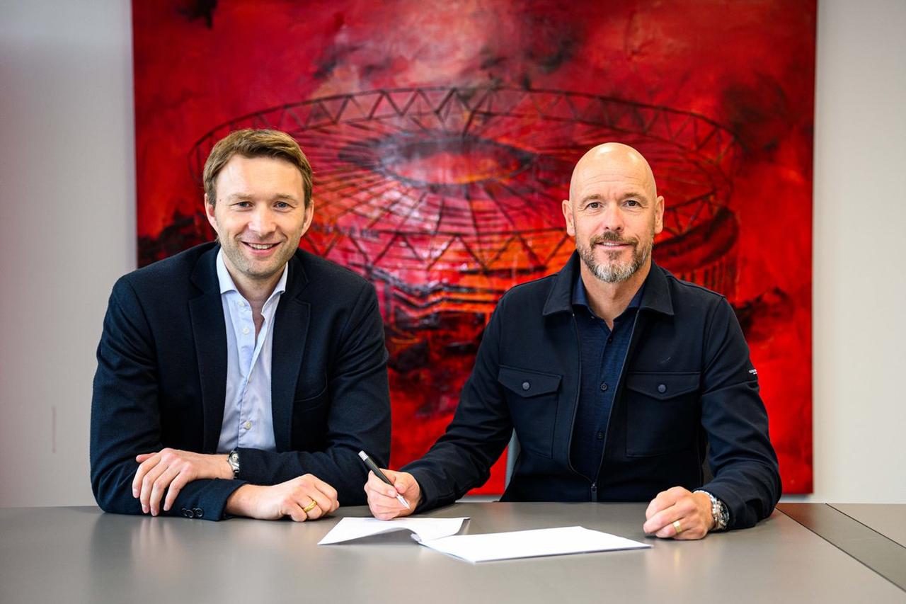 Erik ten Hag signs his contract with Bayer Leverkusen in Leverkusen, Germany, on May 26, 2025. (Photo via X/@trtspor)