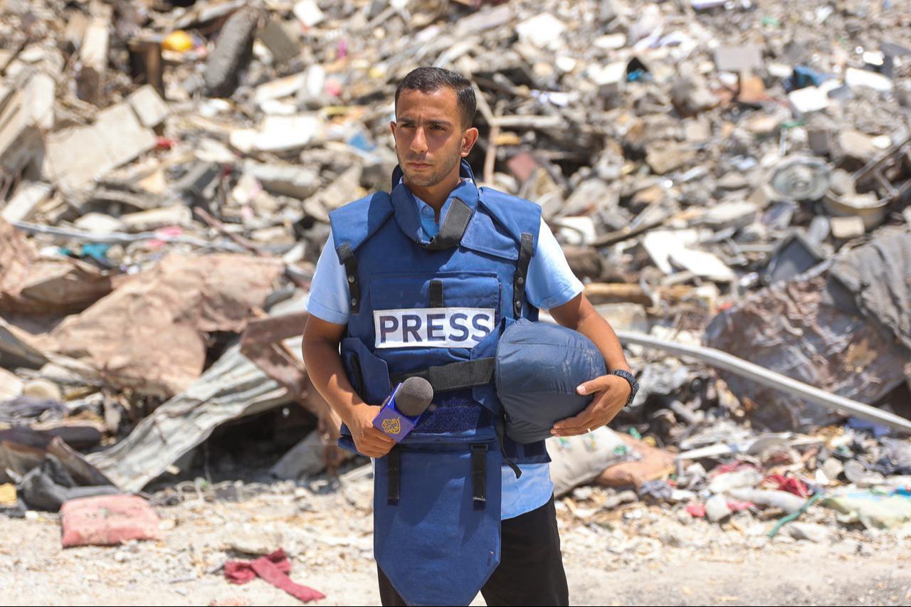 Al-Jazeera correspondent Anas al-Sharif reports near the Arab Ahli (Baptist) Hospital in Gaza City, October 10, 2024. (AFP Photo)