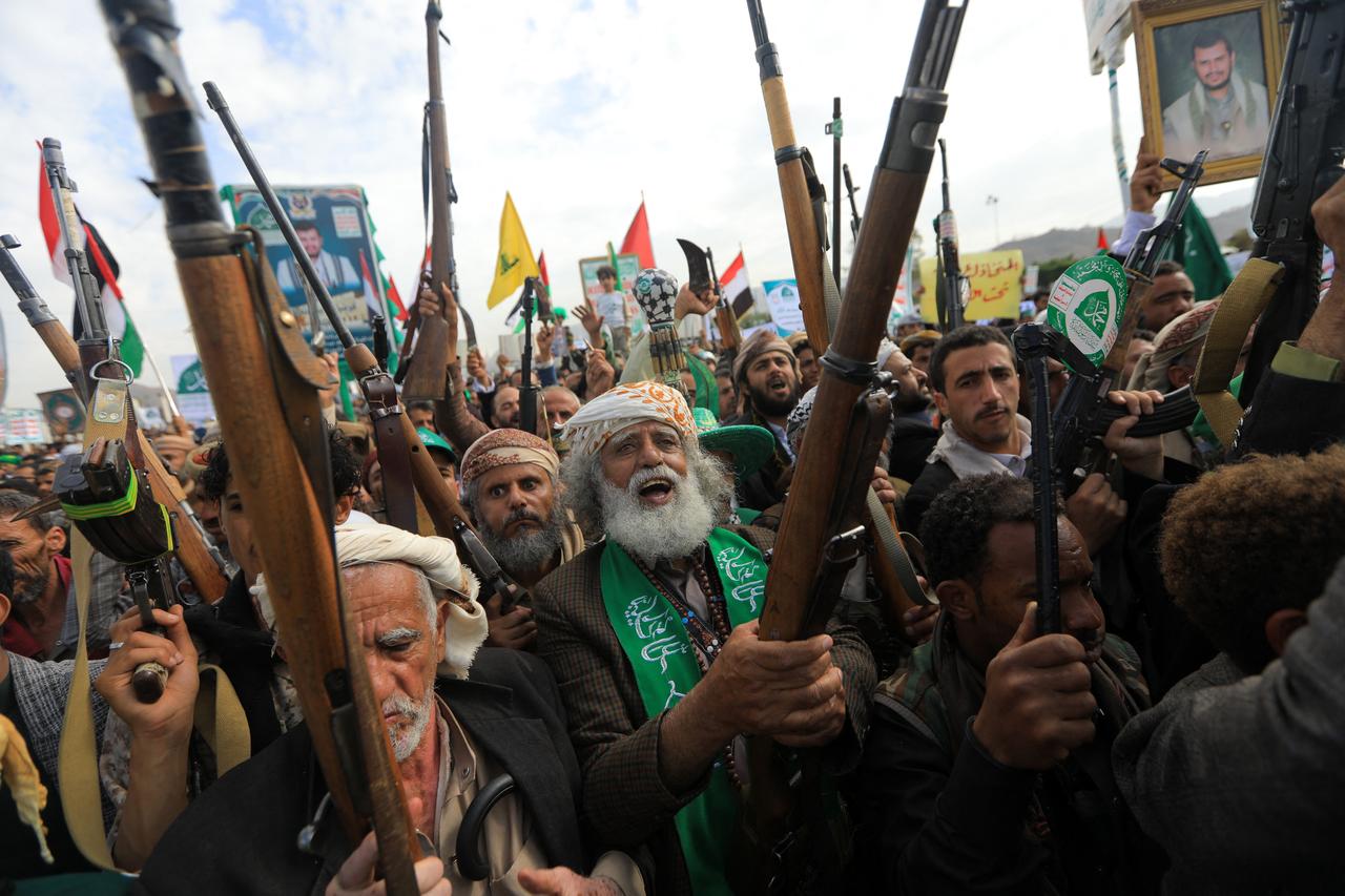 Yemenis brandish rifles during a rally in solidarity with Palestinians and in condemnation of Israel and the US, in the Houthi-run capital Sanaa on August 29, 2025. (AFP Photo)