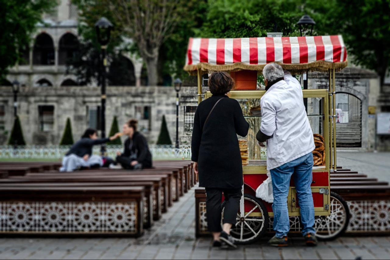 A street vendor sells traditional Turkish simit near Sultanahmet Square in Istanbul, Türkiye. (Adobe Stock Photo)